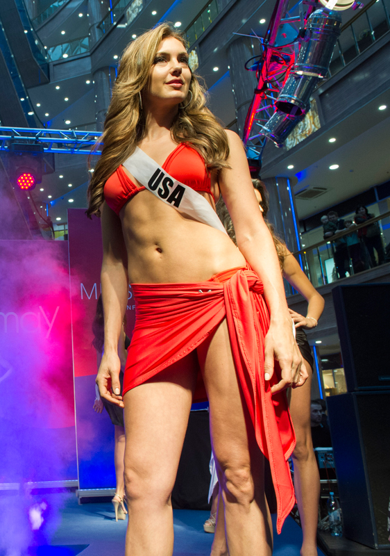 Thí sinh Hoa hậu Hoàn vũ mặc bikini sải bước trên sàn catwalk 4