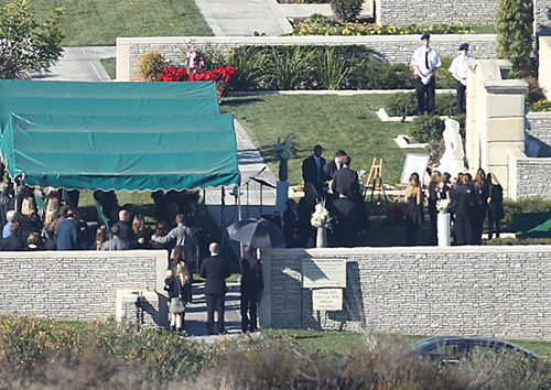 Gia đình khóc nghẹn trong đám tang Paul Walker 2
