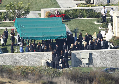 Gia đình khóc nghẹn trong đám tang Paul Walker 4