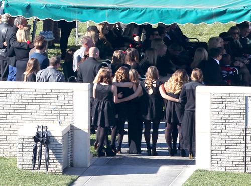 Gia đình khóc nghẹn trong đám tang Paul Walker 5