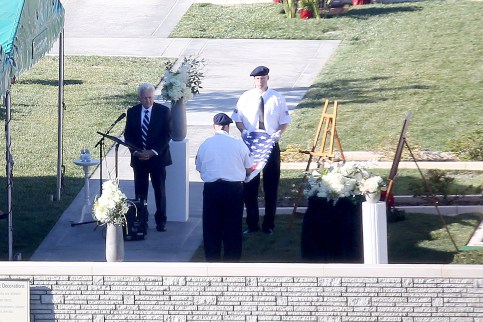 Gia đình khóc nghẹn trong đám tang Paul Walker 3