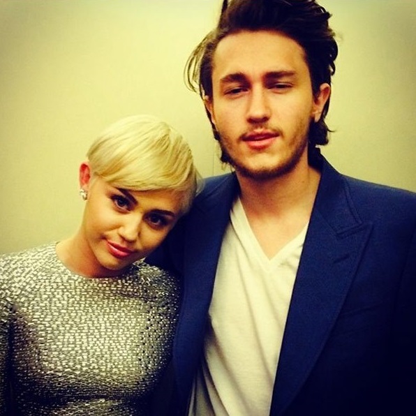 Miley Cyrus trở lại đầy nữ tính tại giải World Music Awards 3