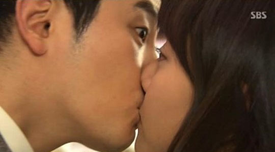 Park Shi Hoo nhảy cẫng vì được Moon Geun Young hôn 3