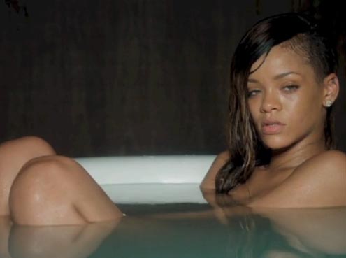 Rihanna tắm nude 