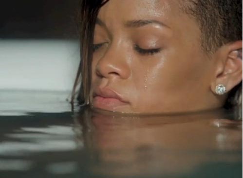 Rihanna tắm nude "toàn tập" trong MV mới 4
