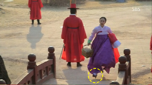 Lý do Kim Tae Hee đi giày cao gót trong phim cổ trang 1