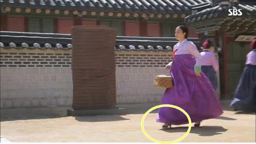 Lý do Kim Tae Hee đi giày cao gót trong phim cổ trang 3