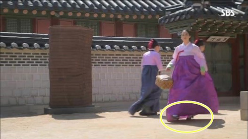 Lý do Kim Tae Hee đi giày cao gót trong phim cổ trang 4