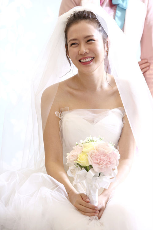 Son Ye Jin rạng rỡ mặc váy cưới 1