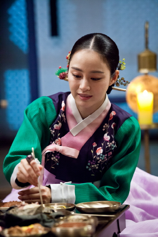 Kim Tae Hee mặc hanbok gần 200 triệu trong 