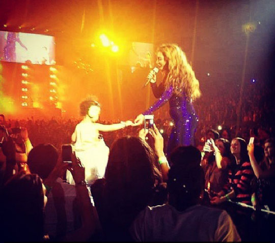 Beyonce gây bất ngờ vì mang con gái lên sân khấu 1
