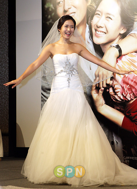 Son Ye Jin rạng rỡ mặc váy cưới 3