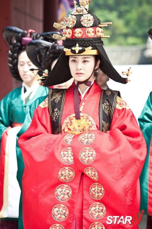 Kim Tae Hee đẹp rực rỡ trong lễ sắc phong Hoàng hậu 1
