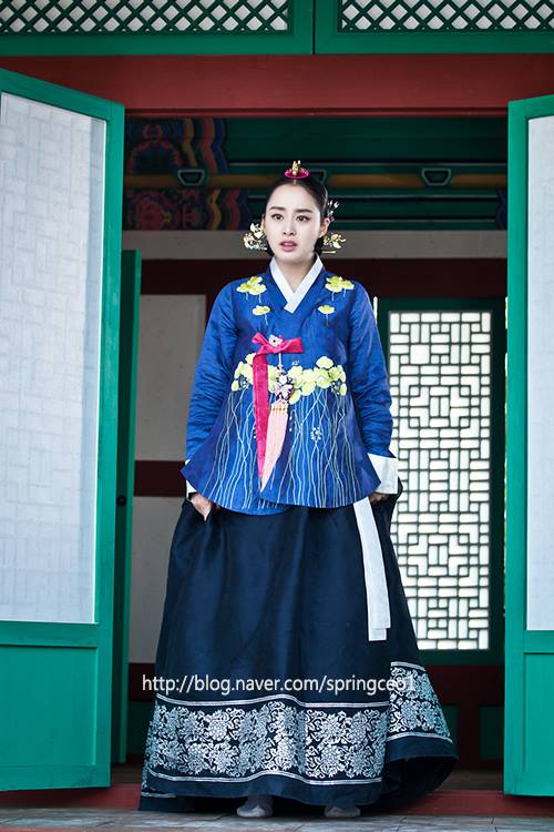 Nhìn lại vẻ đẹp rực rỡ của Kim Tae Hee trong "Jang Ok Jung" 15