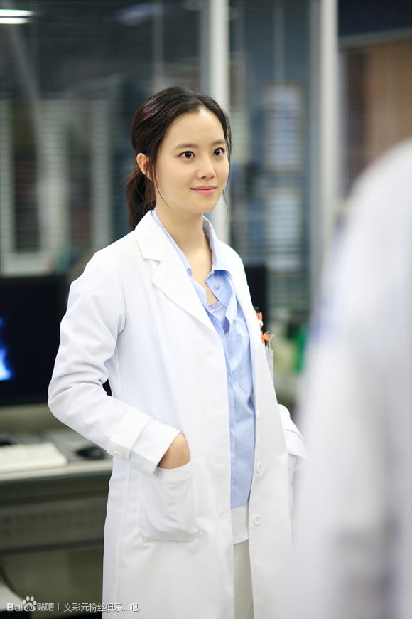 Moon Chae Won khoe vẻ đẹp trong veo với tạo hình bác sĩ 1