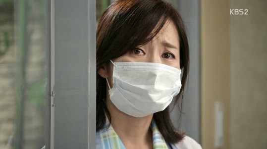 Mẹ Joo Won rơi nước mắt nhìn con trong bệnh viện 1