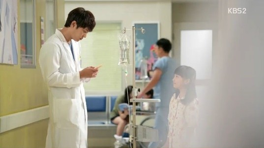 Mẹ Joo Won rơi nước mắt nhìn con trong bệnh viện 2