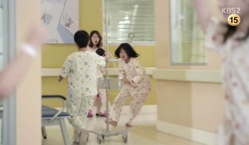 Mẹ Joo Won rơi nước mắt nhìn con trong bệnh viện 7