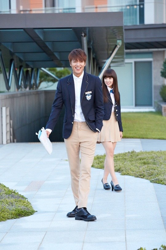 Lee Min Ho, Park Shin Hye cười tít mắt trên phim trường 