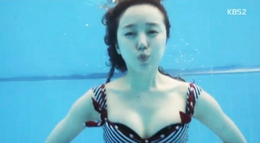 Yoon Eun Hye cuống cuồng vì... tuột áo ngực trong hồ bơi 4
