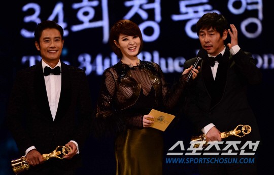 Lee Byung Hun biểu cảm cực thú vị chúc mừng Han Hyo Joo 9