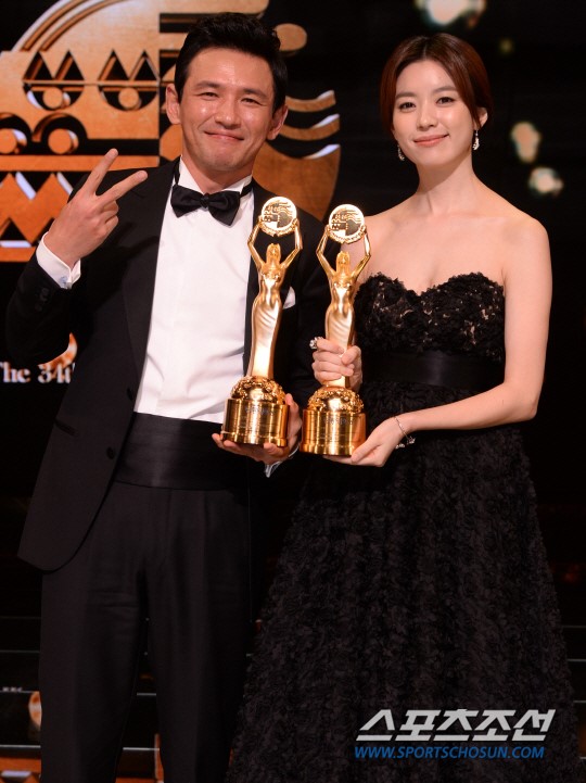 Lee Byung Hun biểu cảm cực thú vị chúc mừng Han Hyo Joo 18