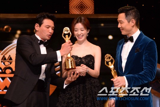 Lee Byung Hun biểu cảm cực thú vị chúc mừng Han Hyo Joo 19