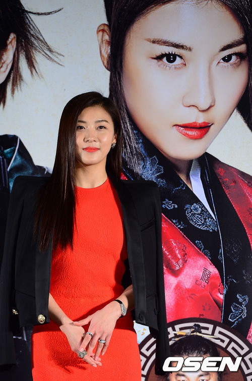 Ha Ji Won tươi rói ra mắt 