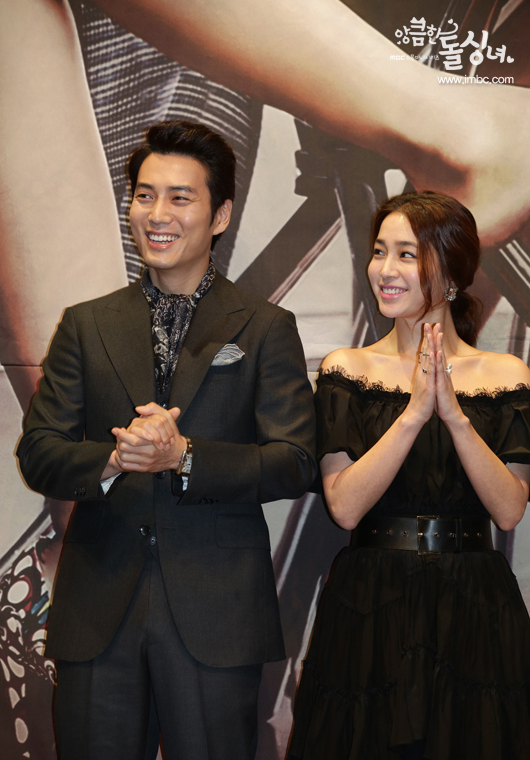 Bà xã Lee Byung Hun khoe vai trần bên mỹ nam 5 Bà xã Lee Byung Hun khoe vai trần bên mỹ nam 5