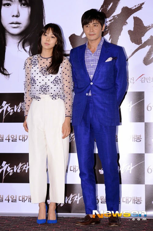 Vợ Jang Dong Gun tươi tắn đi xem phim của chồng 1