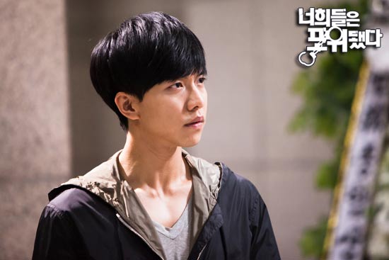 Lee Seung Gi đã quay lại phim trường sau chấn thương mắt 2