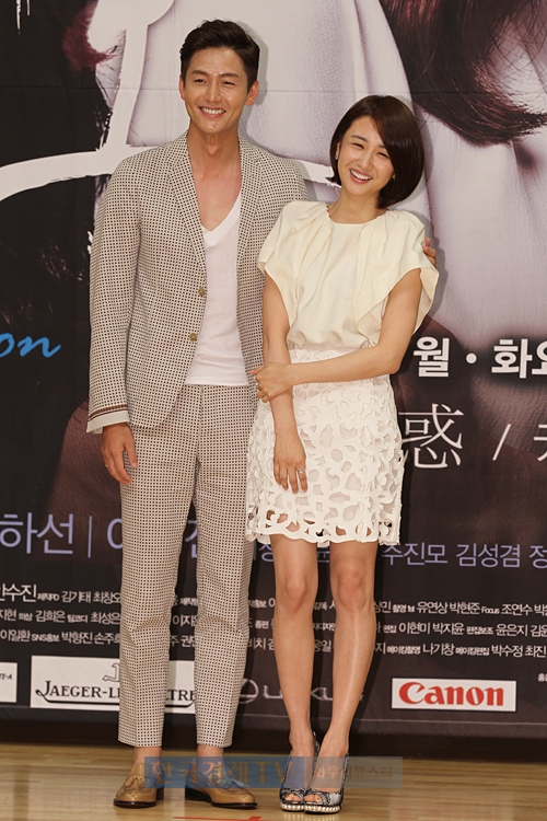 Choi Ji Woo gầy gò, xuống sắc trong buổi ra mắt phim mới 11