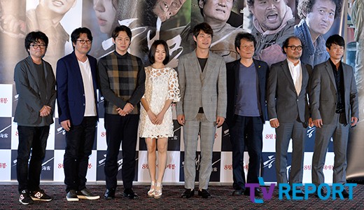Vợ chồng Baek Ji Young tay trong tay đi xem phim 13