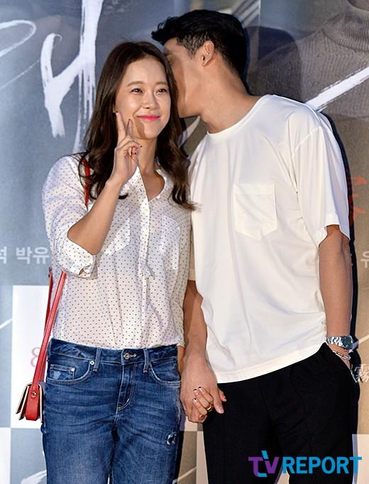 Vợ chồng Baek Ji Young tay trong tay đi xem phim 2