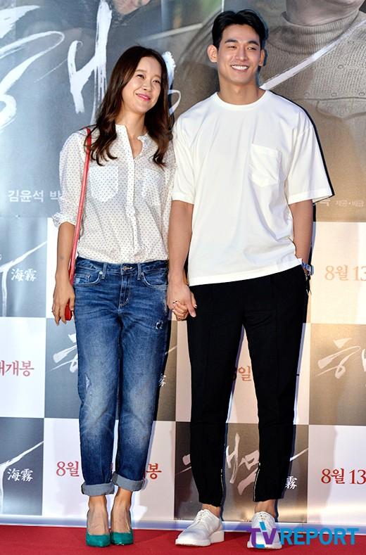 Vợ chồng Baek Ji Young tay trong tay đi xem phim 3