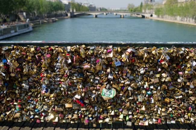 Cầu tình yêu tại Pháp bị sập lan can vì...những chiếc khóa tình nhân 2