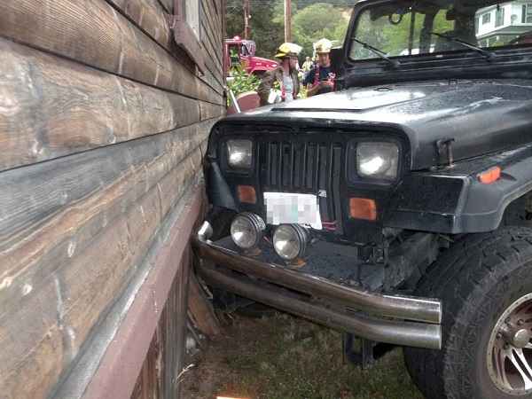 Vội về nhà xem TV, em bé 3 tuổi lái xe Jeep tông thẳng vào tường 1