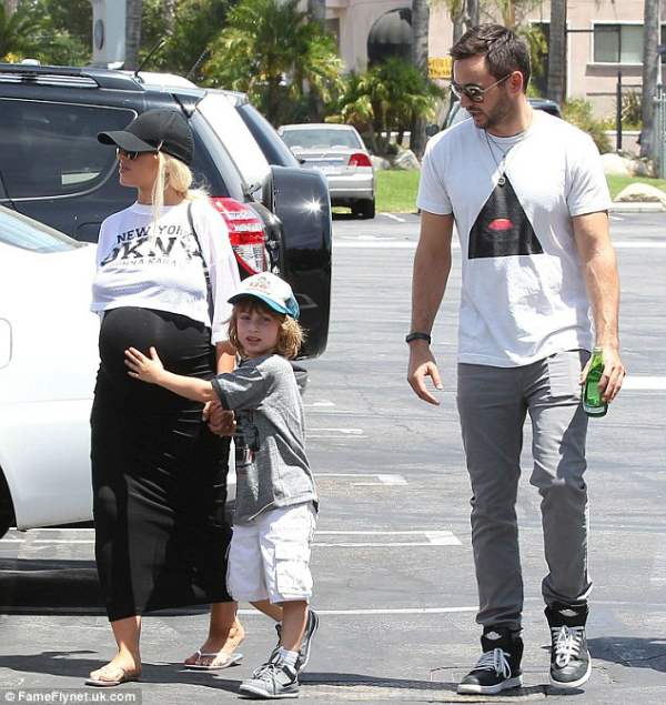 Con trai Christina Aguilera ngộ nghĩnh xoa bụng bầu của mẹ 1