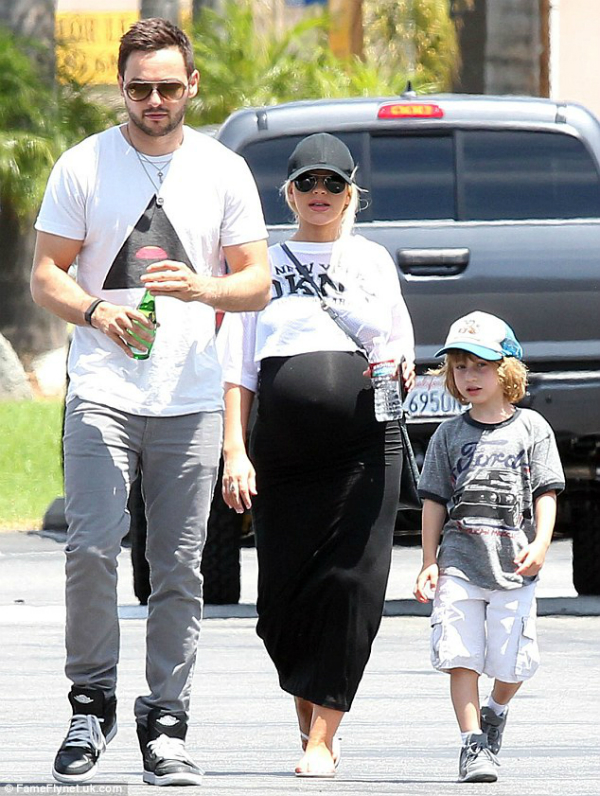 Con trai Christina Aguilera ngộ nghĩnh xoa bụng bầu của mẹ 2