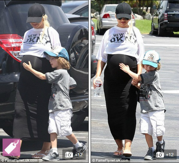 Con trai Christina Aguilera ngộ nghĩnh xoa bụng bầu của mẹ 5