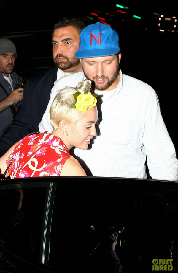 Miley Cyrus xuất hiện 