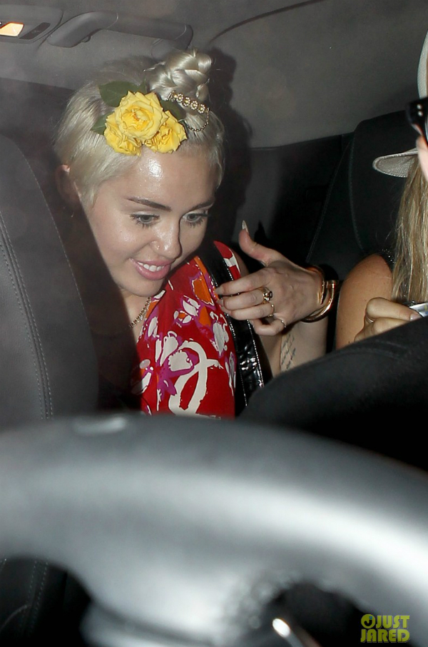 Miley Cyrus xuất hiện 