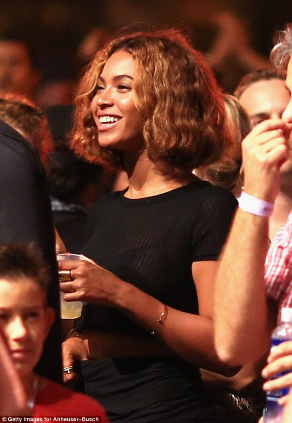 Vợ chồng Beyoncé bất ngờ tình tứ sau khi bị tố 