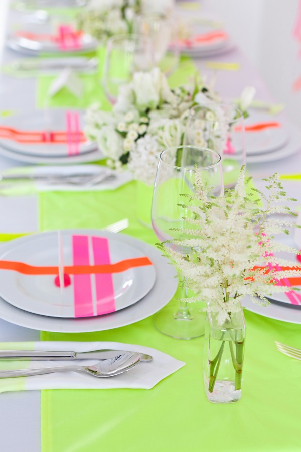 Trang trí bàn tiệc đám cưới cực nổi bật với màu neon 3