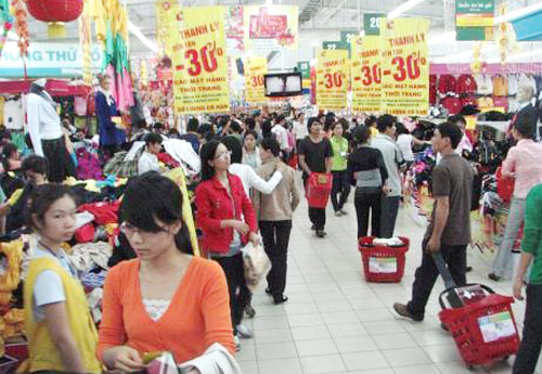 Hồ Ch&iacute; Minh: Ồ ạt giảm gi&aacute; &ldquo;đẩy h&agrave;ng&rdquo; 1
