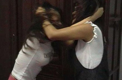 Mang k&eacute;o đi... cắt trụi t&oacute;c người t&igrave;nh của chồng 1