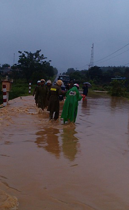 CSGT dầm mưa giúp dân vượt qua đường ngập lụt 1