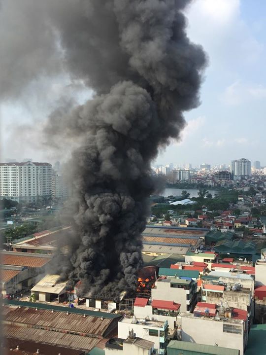 Hà Nội: Cột khói ngùn ngụt bốc lên từ xưởng gỗ giữa khu dân cư 7