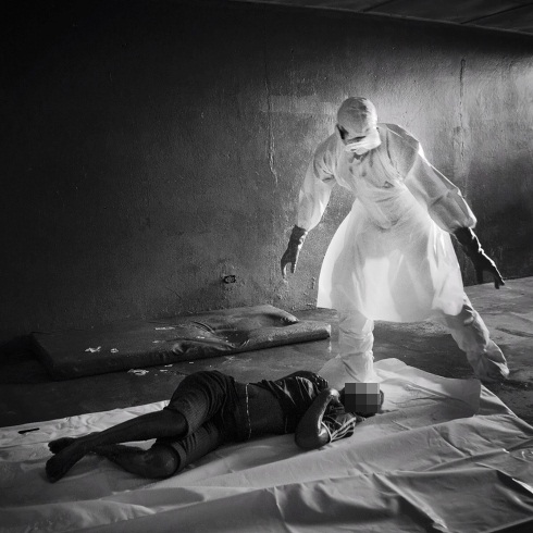 Những câu chuyện xúc động ở tâm dịch Ebola qua lời kể của các nhiếp ảnh gia  2