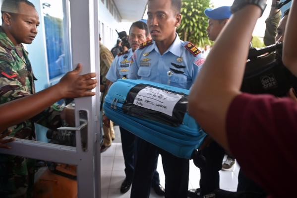 Lực lượng cứu hộ đính chính mới vớt được 3 thi thể nạn nhân máy bay QZ8501 3